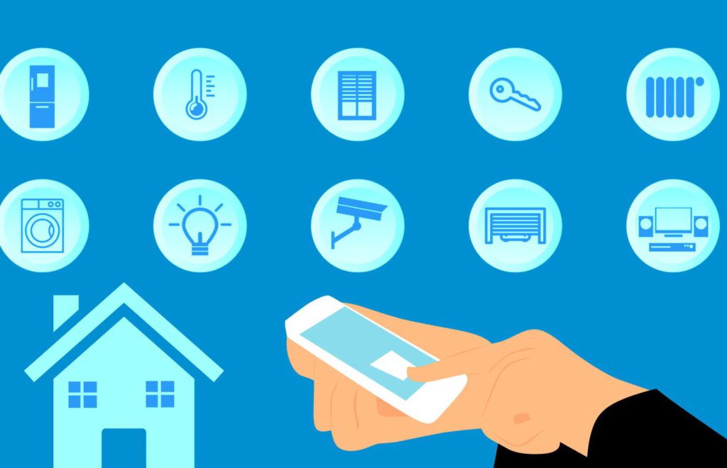 Mano sosteniendo smartphone que controla dispositivos del hogar mediante tecnologia