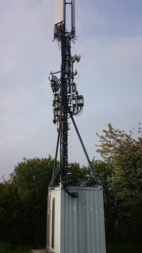 Torre de antenas y equipos conectados para tecnologia inalambrica sobre un contenedor en zona exterior