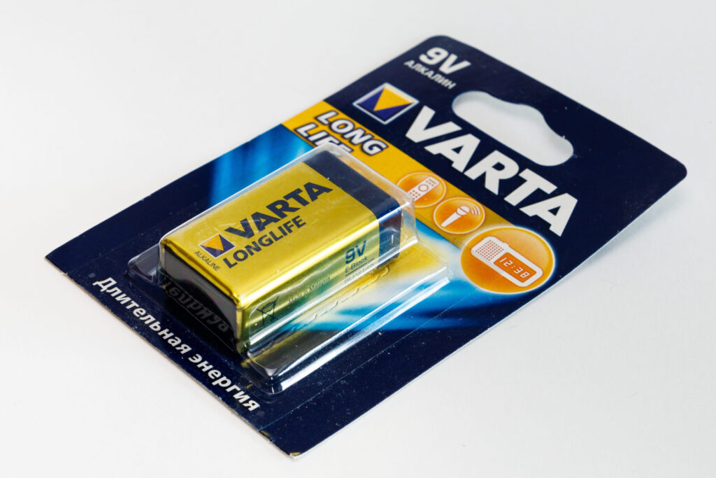 Pila alcalina en envase blister mostrando una opción de tipos de almacenamiento de energía