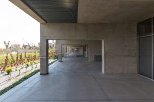 Pasillo cubierto de hormigón con columnas repetitivas que evoca transporte multimodal zonas rurales promover intermodalidad