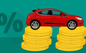 Ilustración de un coche rojo sobre pilas de monedas que simboliza transporte publico efectivo y ahorro