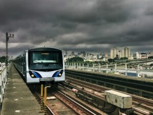 Metro eléctrico en vía elevada representando vehiculos sostenibles urbanos