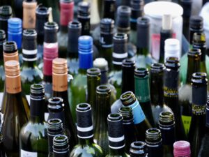 Botellas de vino vacías agrupadas que muestran vidrio reciclable listo para procesar